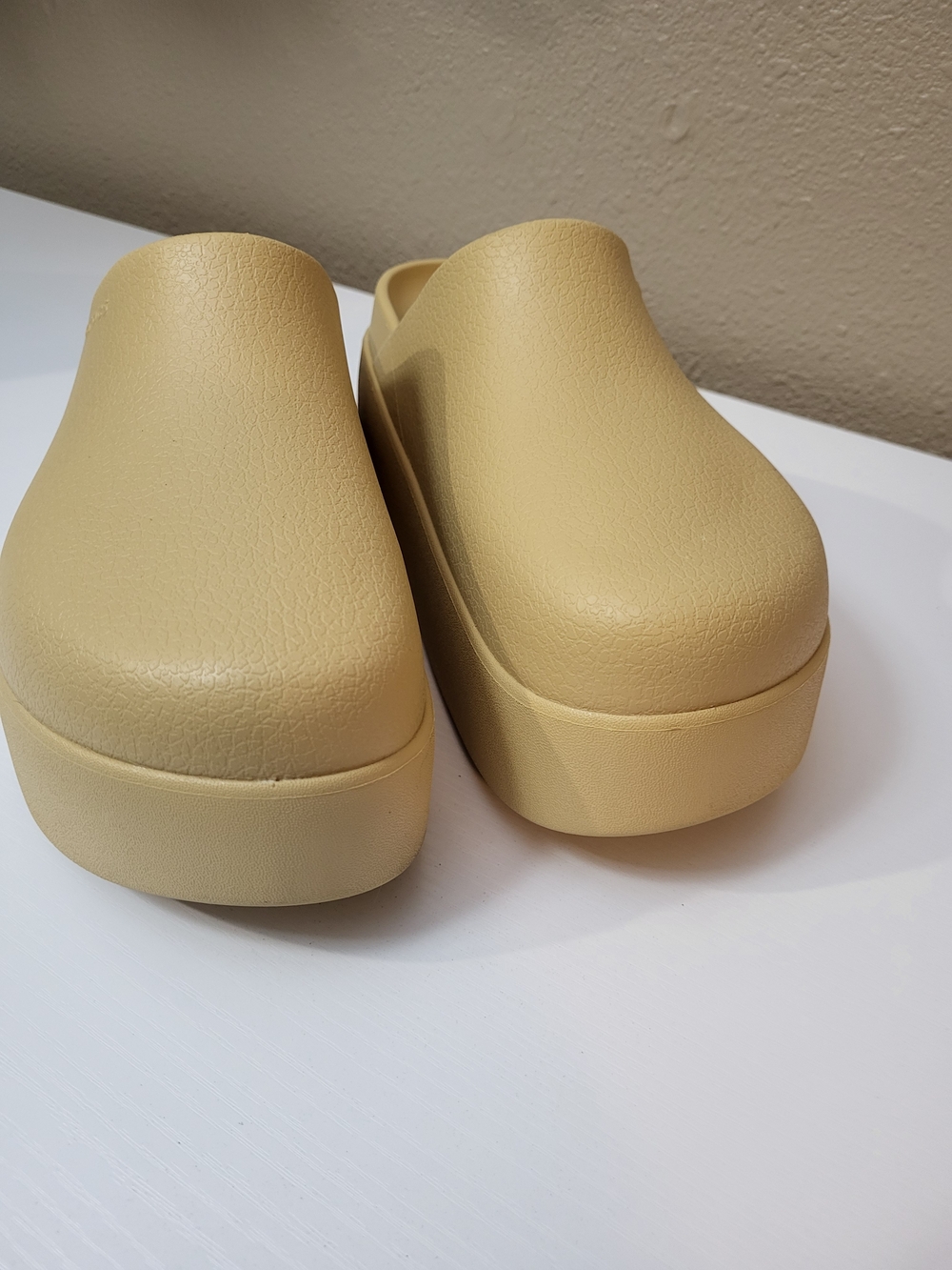 Crocs Dylan Platform Clogs ~ Wheat or Khaki ~ Womens Size 9 EUC - Picture 3 of 9